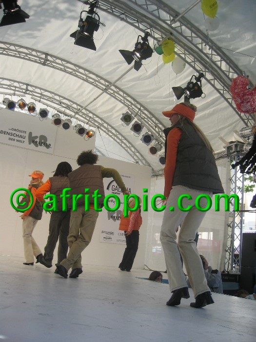 ../Images/Krefeld-Strssenmodenschau-2005 359.jpg